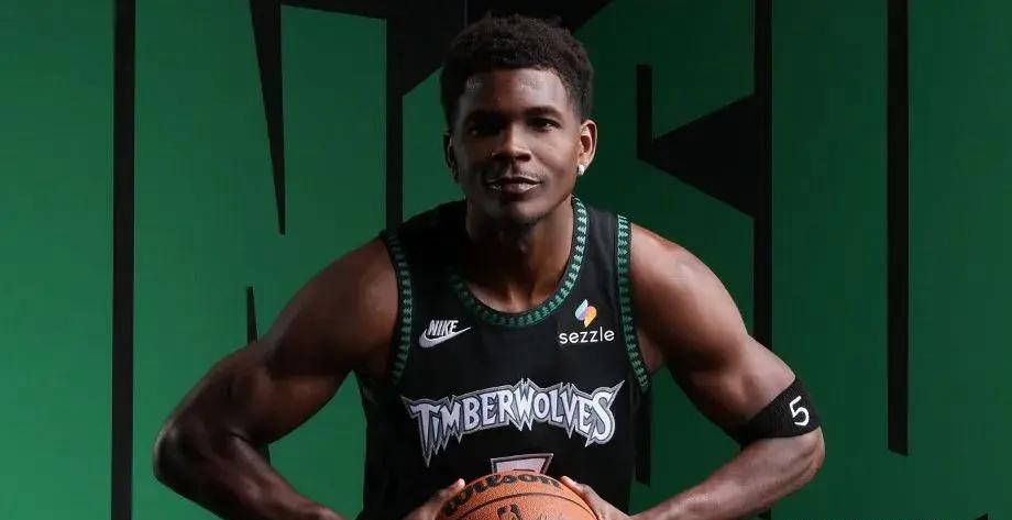 包含NBA总决赛关键时刻走向成谜，明尼苏达森林狼官宣签约，媒体盛赞，更衣室氛围转暖的词条